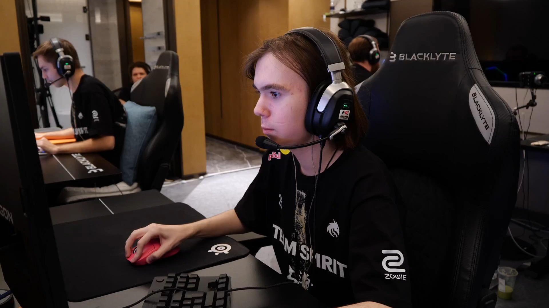 依靠外线牵 依靠外线牵